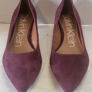 Woman's Heels Calvin Klein Gabrianna Pump Size 8.5M Wine Suede